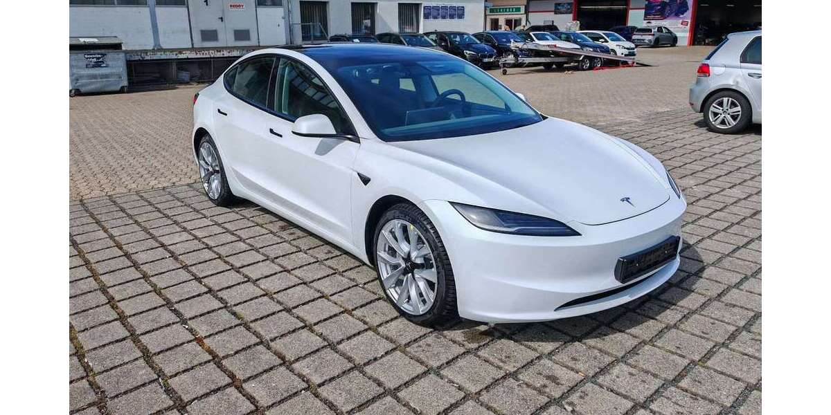 Tesla Model 3 4.606 km 43.970 &euro; Braunschweig 38112